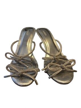 Forever 21 Diamond Bow Kitten Heels Colored Silver Size 8